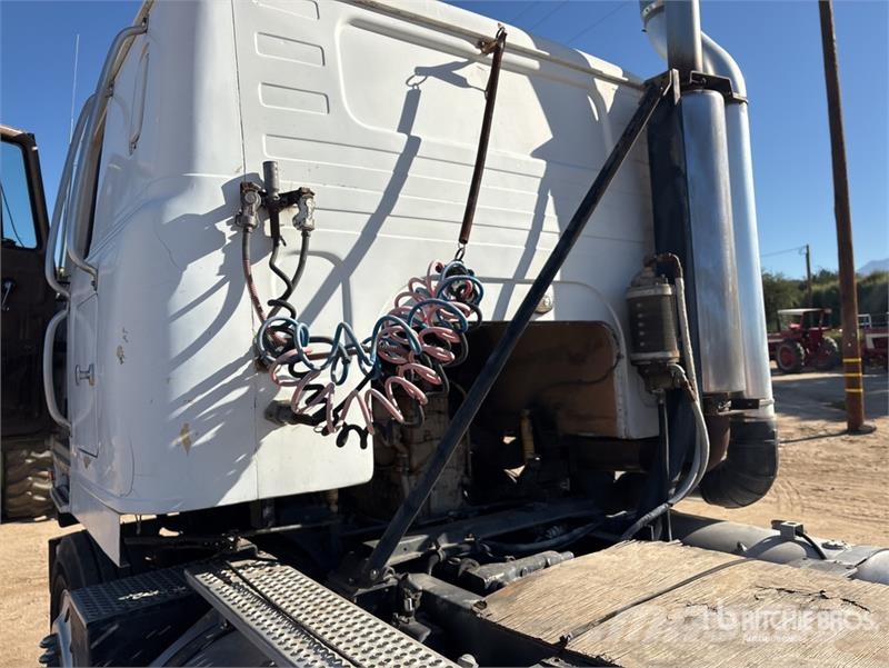 International COF4070B 6x4 T/A Cabover w/ Sleeper Sadulveokid