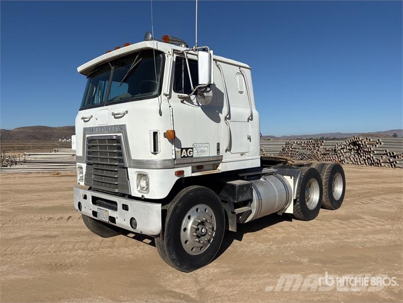 International COF4070B 6x4 T/A Cabover w/ Sleeper Sadulveokid