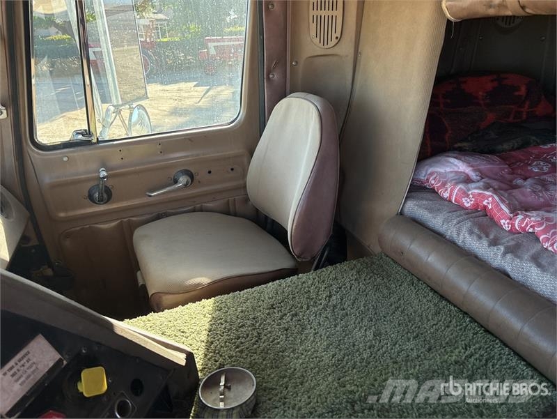 International COF4070B 6x4 T/A Cabover w/ Sleeper Sadulveokid