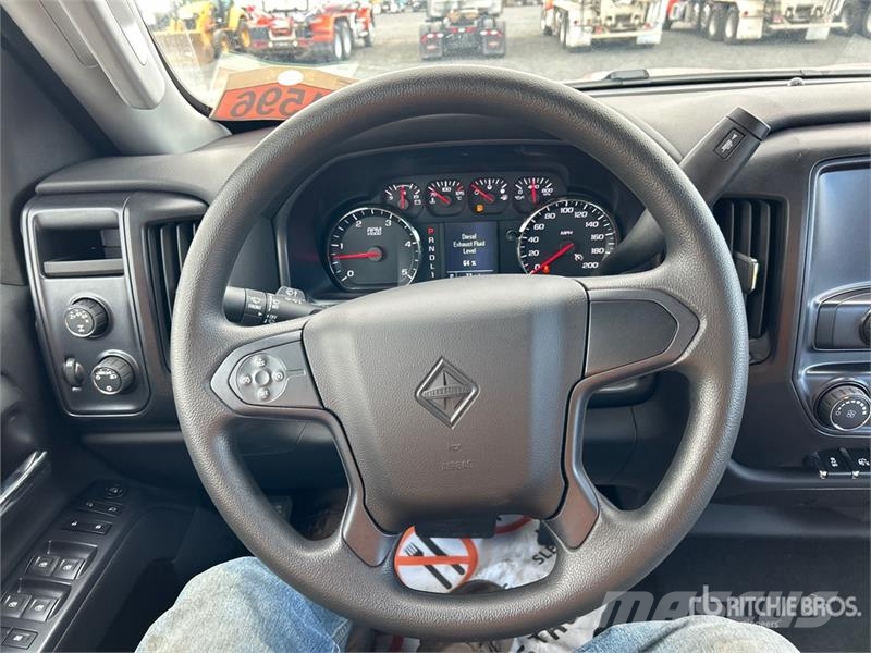 International CV515 4x4 Cab and Chassis 캐빈 및 인테리어