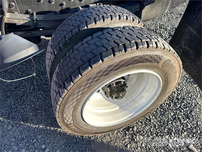 International CV515 4x4 Crew Cab Cab and Chassis キャビン及び内装