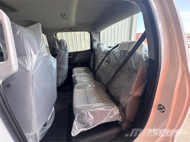 International CV515 4x2 Crew Cab Cab and Chassis Cabins and interior