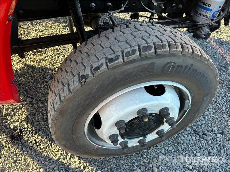International CV515 4x4 Crew Cab Cab and Chassis キャビン及び内装