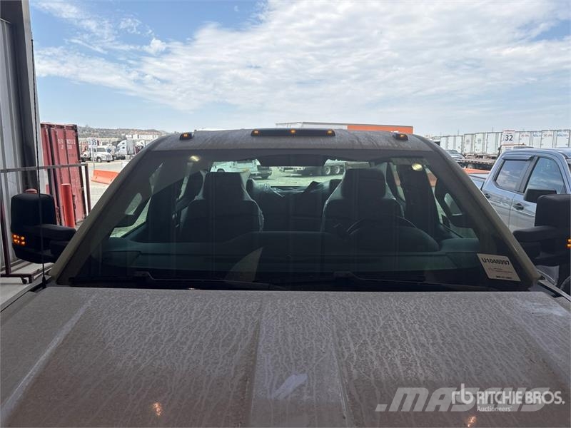 International CV515 4x2 Crew Cab Cab and Chassis Cabins and interior