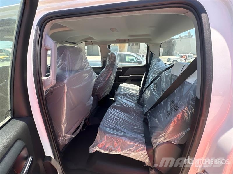 International CV515 4x2 Crew Cab Cab and Chassis Cabinas e interior