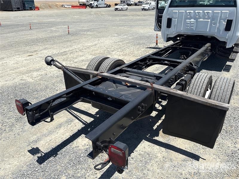 International CV515 4x2 Crew Cab Cab and Chassis Cabinas e interior