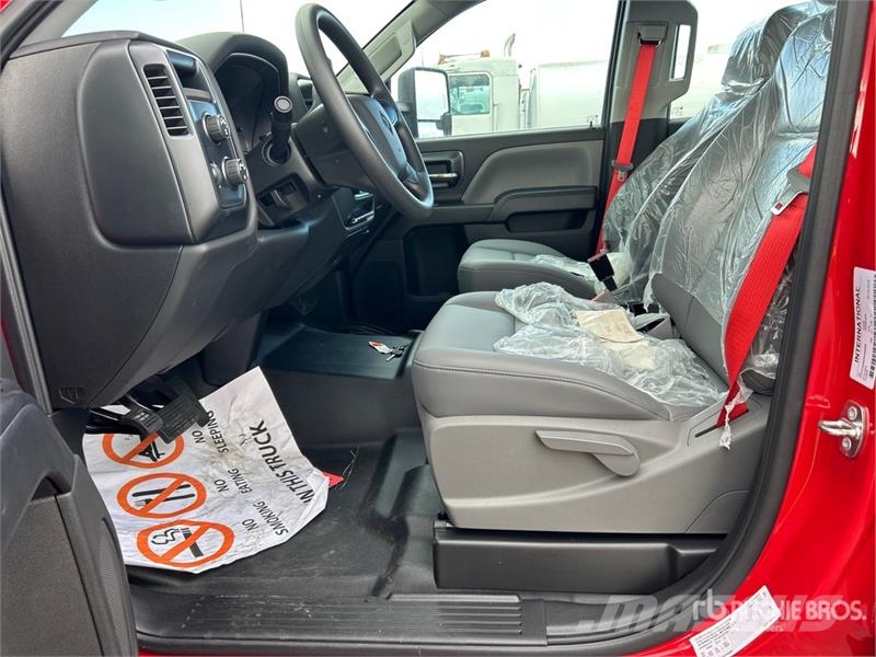 International CV515 4x4 Cab and Chassis 캐빈 및 인테리어