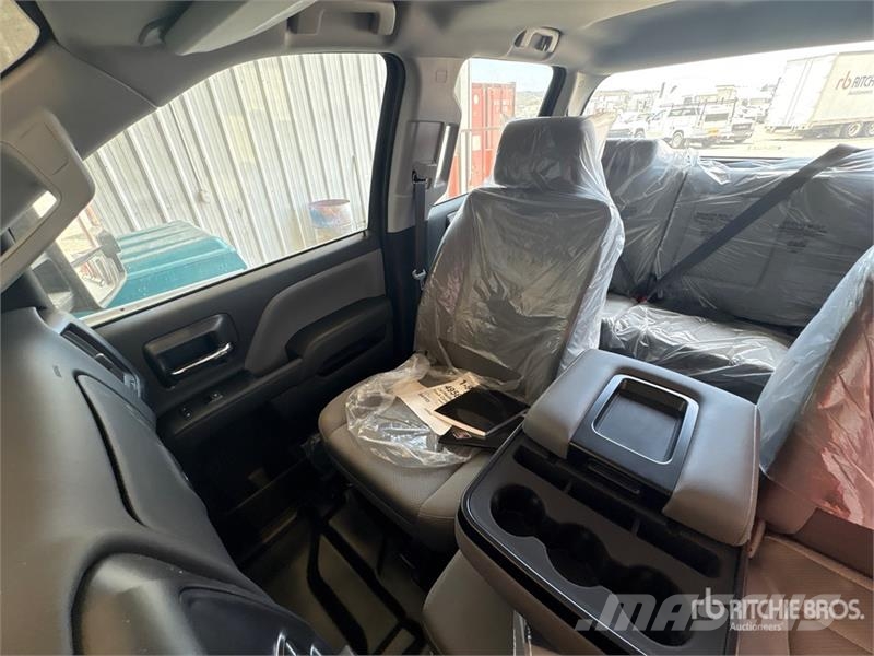 International CV515 4x2 Crew Cab Cab and Chassis Cabins and interior