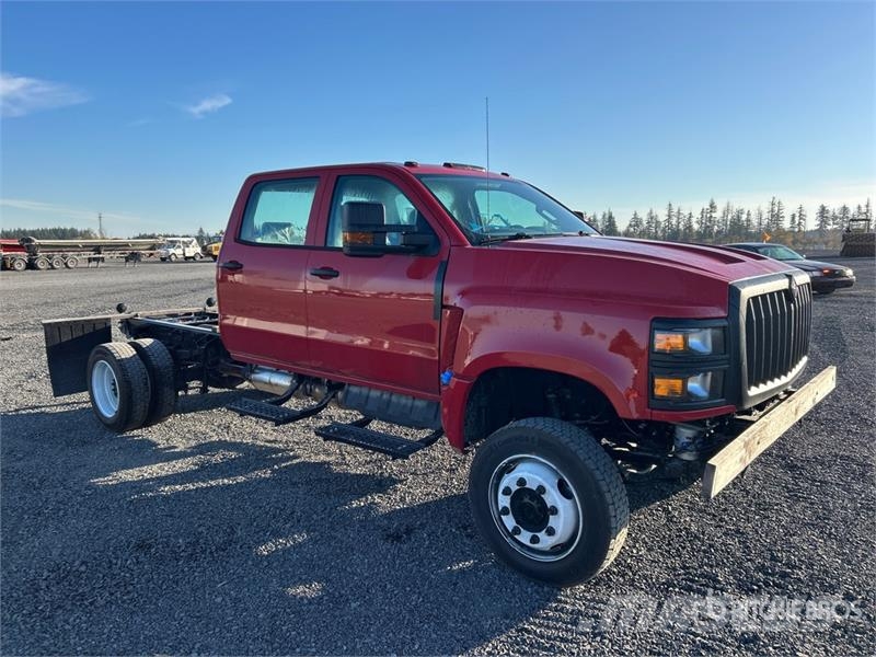 International CV515 4x4 Crew Cab Cab and Chassis キャビン及び内装