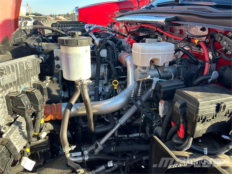 International CV515 4x4 Crew Cab Cab and Chassis キャビン及び内装
