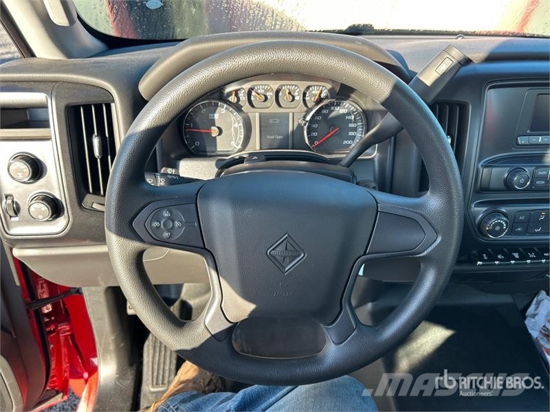 International CV515 4x4 Crew Cab Cab and Chassis キャビン及び内装