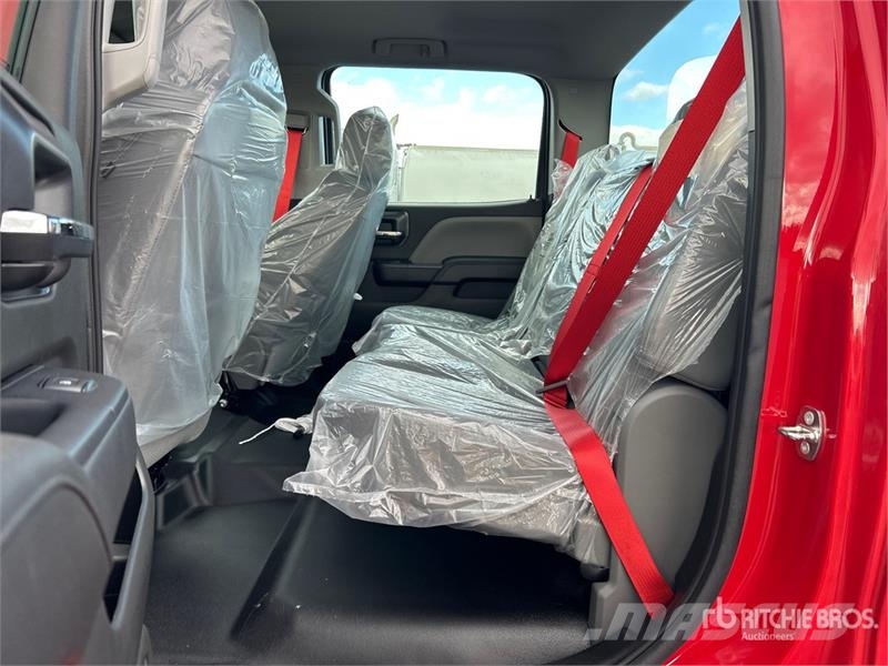 International CV515 4x4 Cab and Chassis 캐빈 및 인테리어