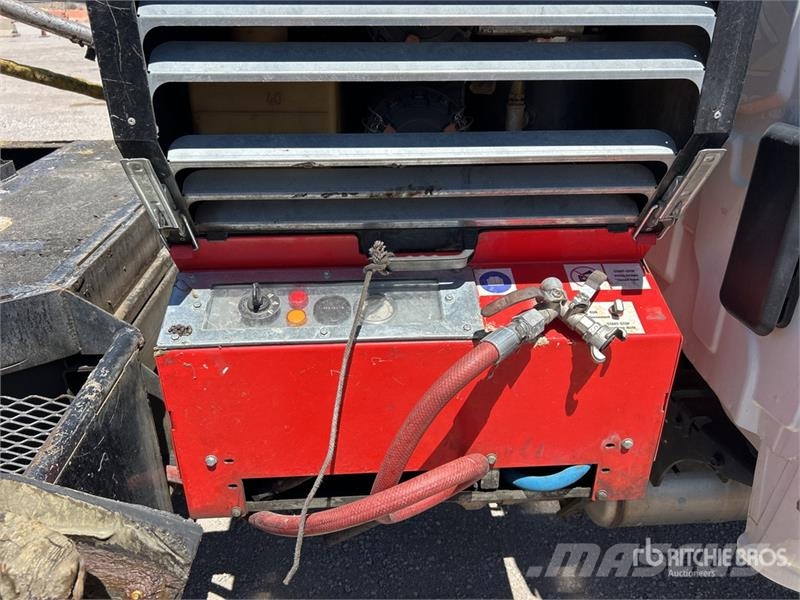 International CV515 4x2 Crew Cab Sealcoat Truck 其他货车