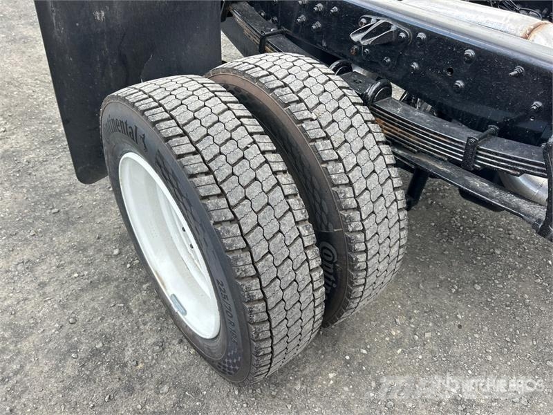 International CV515 4x4 Cab and Chassis 캐빈 및 인테리어