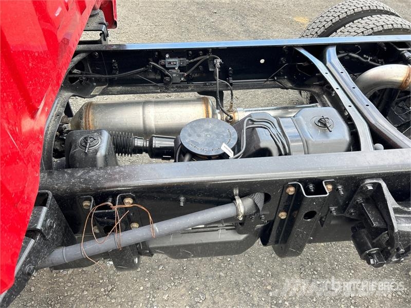 International CV515 4x4 Cab and Chassis 캐빈 및 인테리어