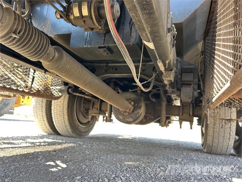 International CV515 4x2 Crew Cab Sealcoat Truck Специальные грузовики