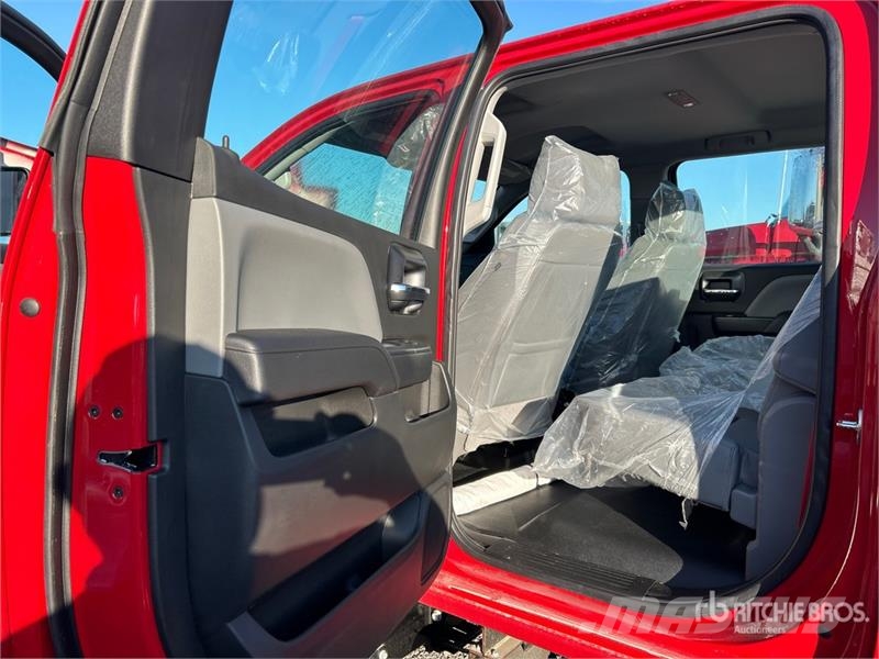 International CV515 4x4 Crew Cab Cab and Chassis キャビン及び内装