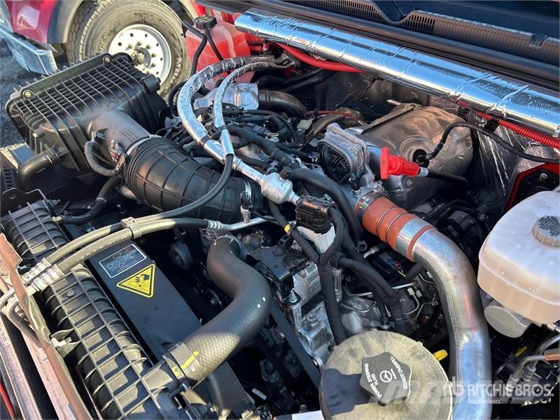 International CV515 4x4 Crew Cab Cab and Chassis キャビン及び内装