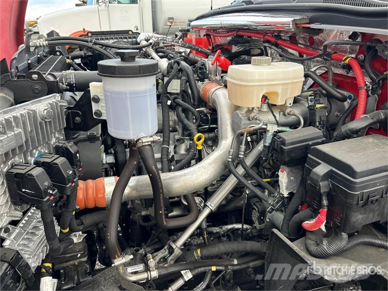 International CV515 4x4 Cab and Chassis 캐빈 및 인테리어