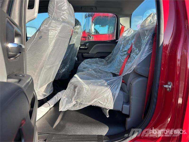 International CV515 4x4 Crew Cab Cab and Chassis キャビン及び内装