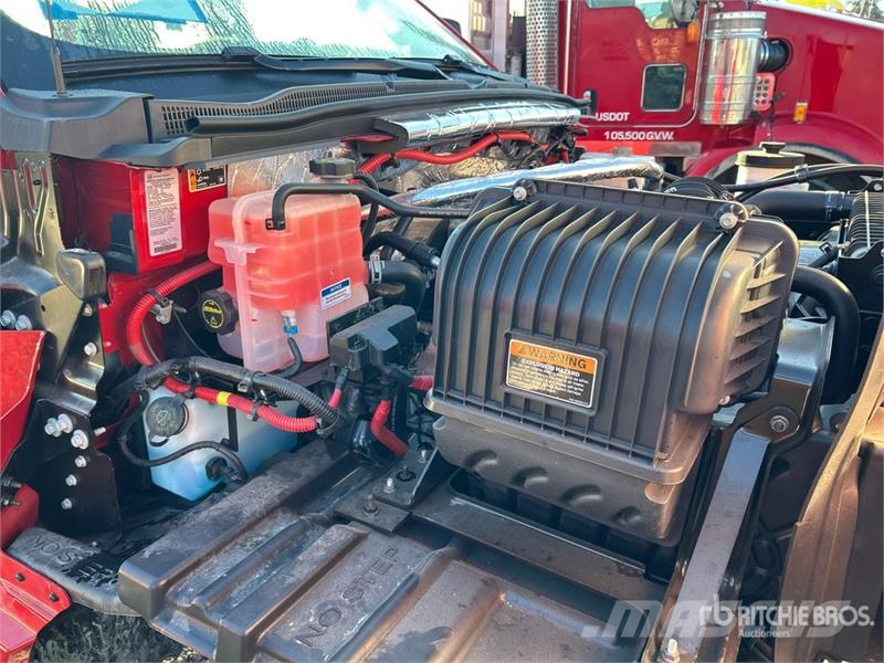 International CV515 4x4 Crew Cab Cab and Chassis キャビン及び内装