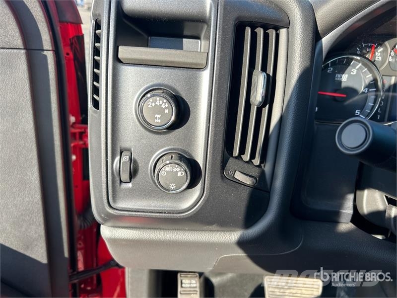 International CV515 4x4 Crew Cab Cab and Chassis キャビン及び内装