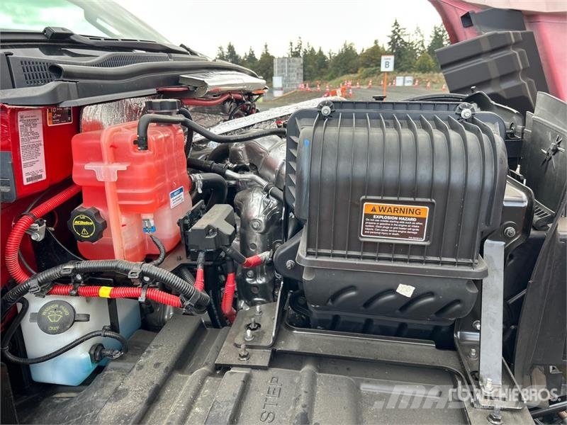 International CV515 4x4 Cab and Chassis 캐빈 및 인테리어