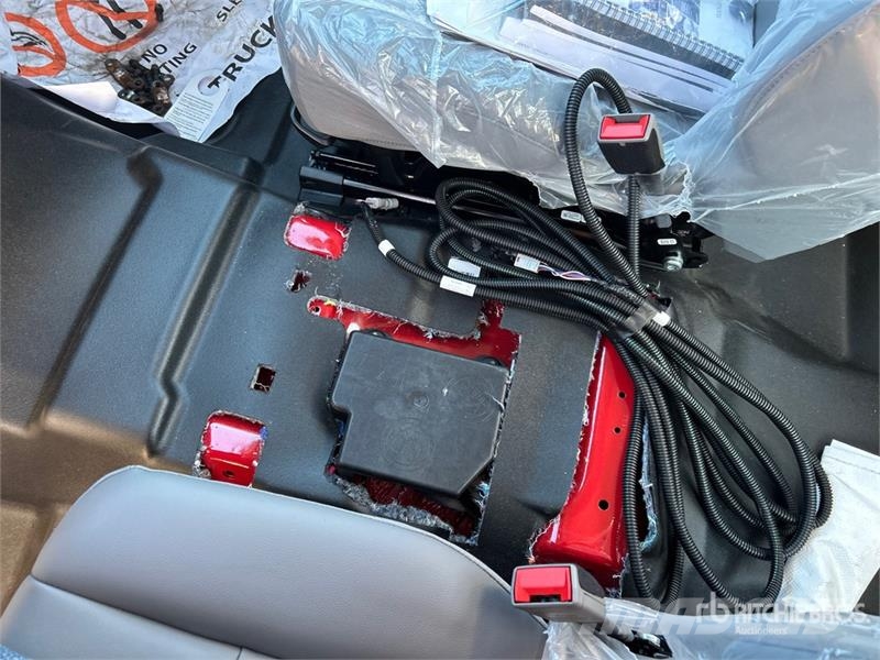 International CV515 4x4 Crew Cab Cab and Chassis キャビン及び内装