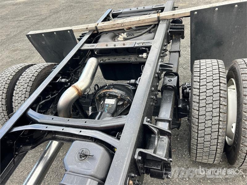 International CV515 4x4 Cab and Chassis 캐빈 및 인테리어