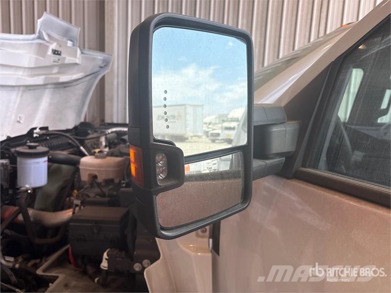 International CV515 4x2 Crew Cab Cab and Chassis Cabins and interior