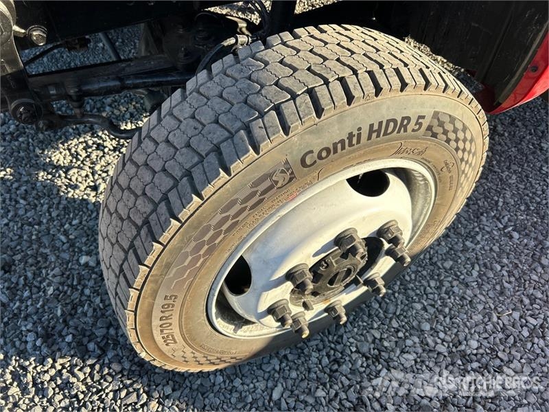 International CV515 4x4 Crew Cab Cab and Chassis キャビン及び内装