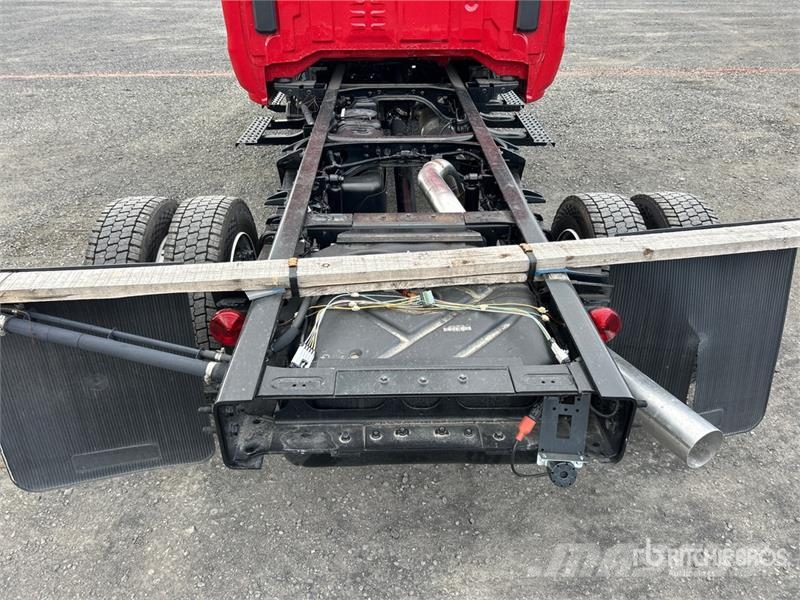 International CV515 4x4 Cab and Chassis 캐빈 및 인테리어