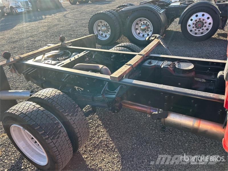 International CV515 4x4 Crew Cab Cab and Chassis キャビン及び内装