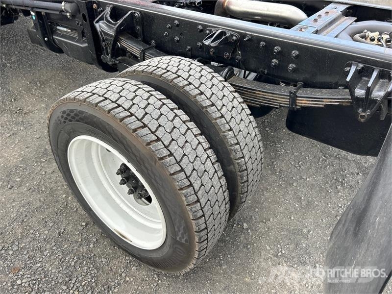 International CV515 4x4 Cab and Chassis 캐빈 및 인테리어