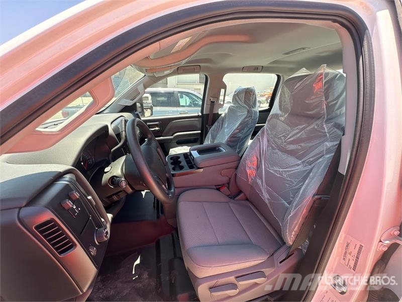 International CV515 4x2 Crew Cab Cab and Chassis Cabinas e interior