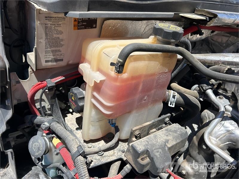 International CV515 4x2 Crew Cab Sealcoat Truck Специальные грузовики