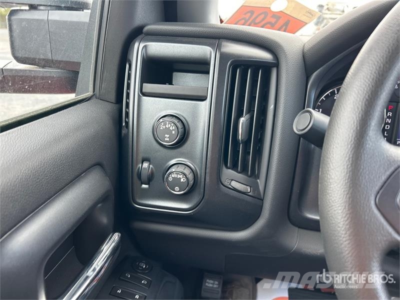 International CV515 4x4 Cab and Chassis 캐빈 및 인테리어
