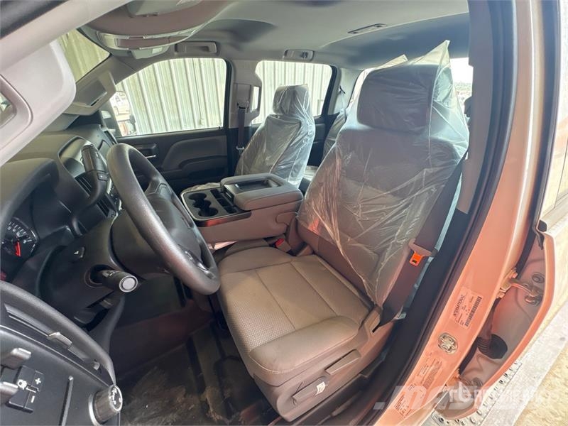 International CV515 4x2 Crew Cab Cab and Chassis Cabins and interior