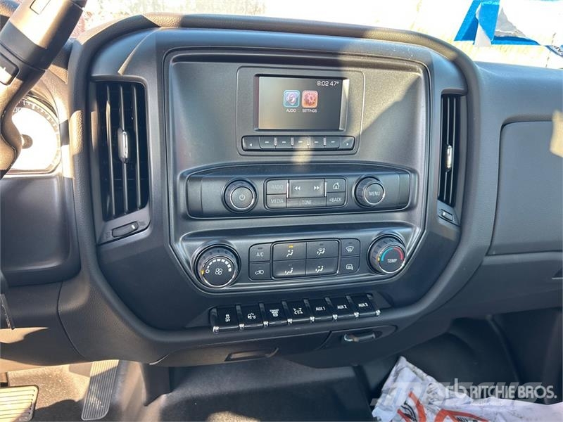 International CV515 4x4 Crew Cab Cab and Chassis キャビン及び内装