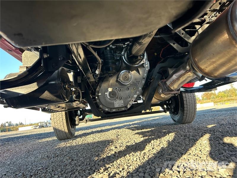 International CV515 4x4 Crew Cab Cab and Chassis キャビン及び内装