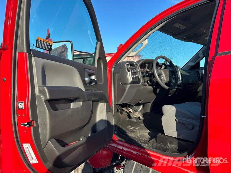 International CV515 4x4 Crew Cab Cab and Chassis キャビン及び内装