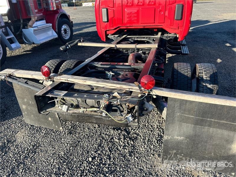 International CV515 4x4 Crew Cab Cab and Chassis キャビン及び内装