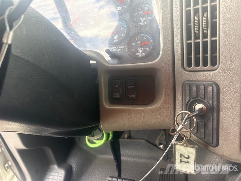 International Durastar 4400 4x2 S/A Day Cab Truck Tractor Vilcēji