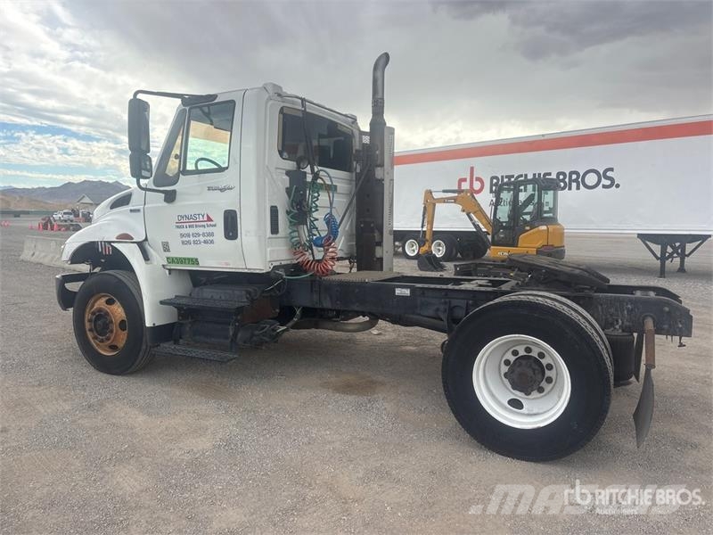 International Durastar 4400 4x2 S/A Day Cab Truck Tractor Vilcēji