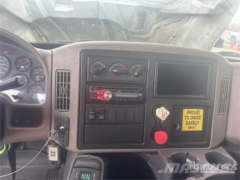 International Durastar 4400 4x2 S/A Day Cab Truck Tractor Vilcēji