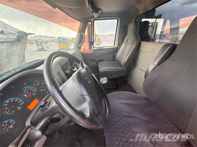International Durastar 4400 4x2 S/A Day Cab Truck Tractor Vilcēji