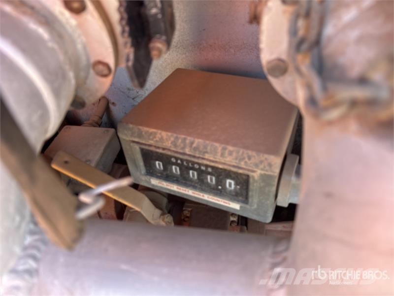 International F1954 6x4 Fuel Truck (Inoperable) Kamioni cisterne