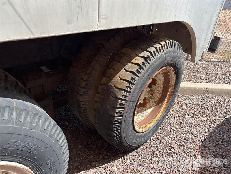 International F1954 6x4 Fuel Truck (Inoperable) Kamioni cisterne