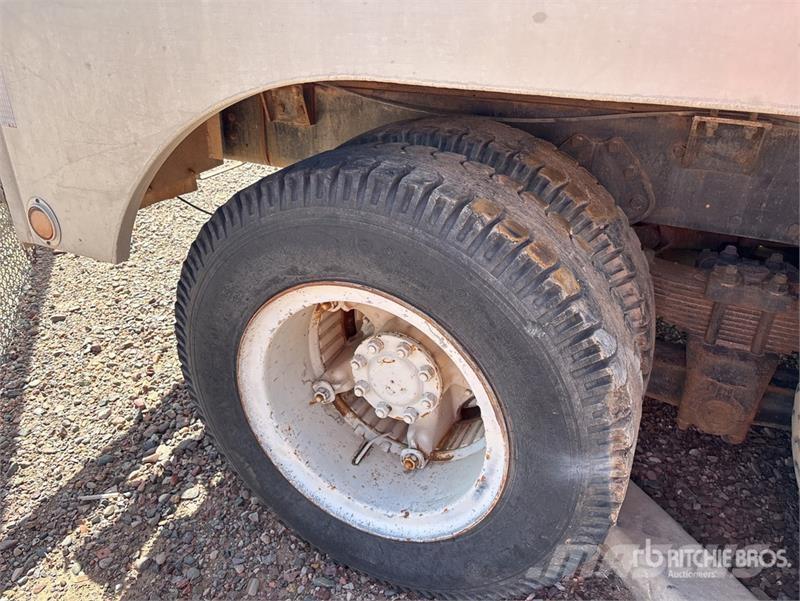 International F1954 6x4 Fuel Truck (Inoperable) Kamioni cisterne