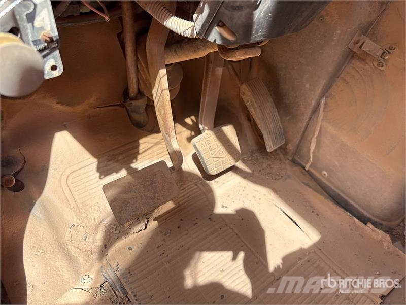 International F1954 6x4 Fuel Truck (Inoperable) Kamioni cisterne
